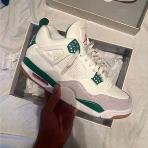 Jordan 4 Retro SB
Pine Green